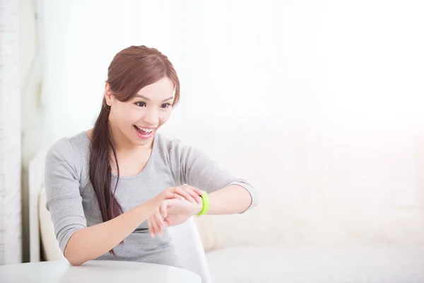 Sorrindo mulher usando relógio inteligente — Fotografia de Stock