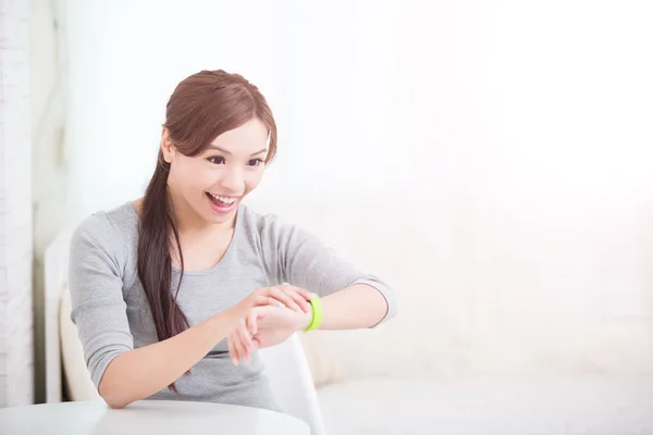 Lachende vrouw met behulp van slimme horloge — Stockfoto