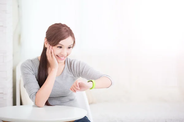 Lachende vrouw met behulp van slimme horloge — Stockfoto