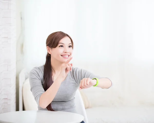 Lachende vrouw met behulp van slimme horloge — Stockfoto