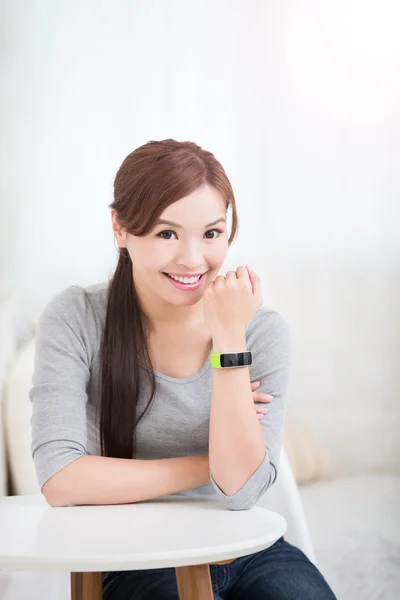 Lachende vrouw met behulp van slimme horloge — Stockfoto