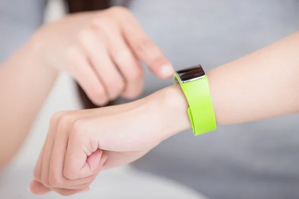 Woman using  smart watch — Stock Photo, Image