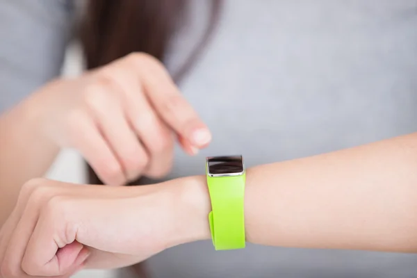 Woman using  smart watch — Stock Photo, Image