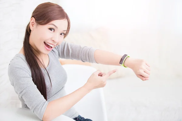 Mujer usando reloj inteligente en casa — Foto de Stock