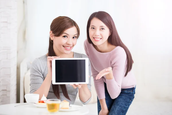 Φίλους που παρουσιάζουν ψηφιακή tablet pc — Φωτογραφία Αρχείου