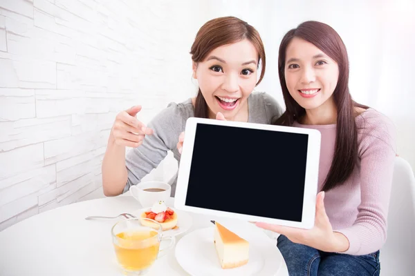 Amici che mostrano pc tablet digitale — Foto Stock
