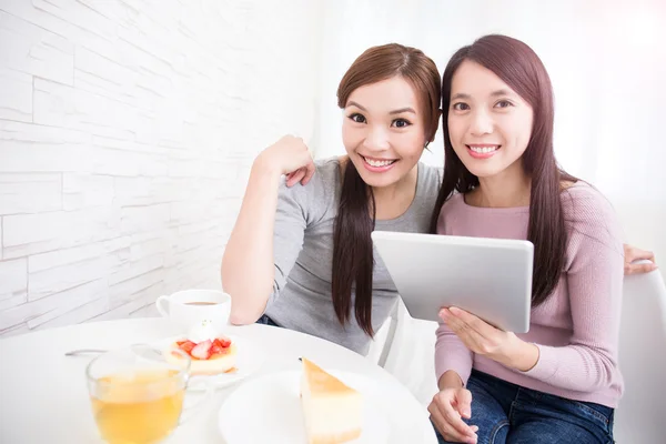 Vänner med digital tablet — Stockfoto