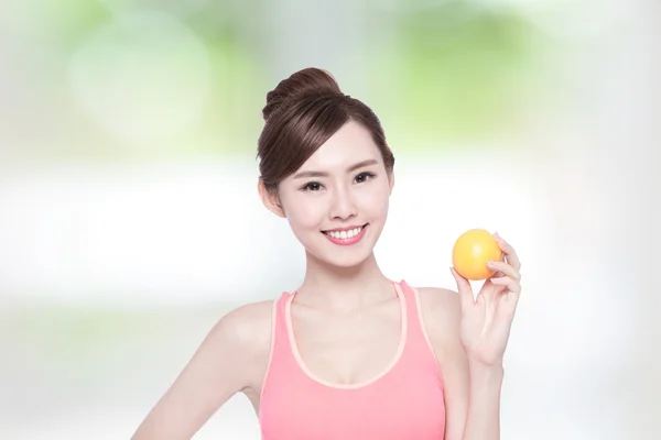 Sonrisa mujer hold naranja —  Fotos de Stock