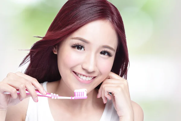 Sonríe mujer cepillar dientes —  Fotos de Stock