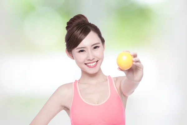 Sorriso donna tenere arancione — Foto Stock