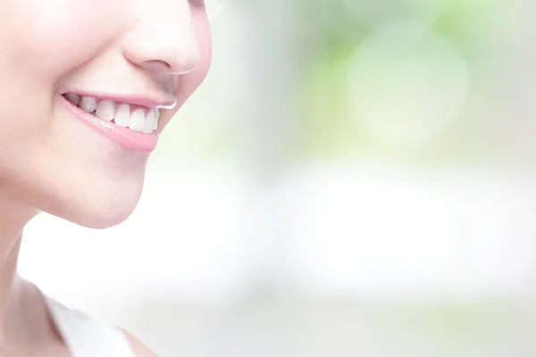 Güzel genç kadın sağlık diş — Stok fotoğraf