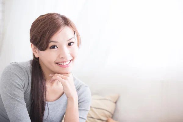 Sonrisa mujer sentarse en sofá — Foto de Stock