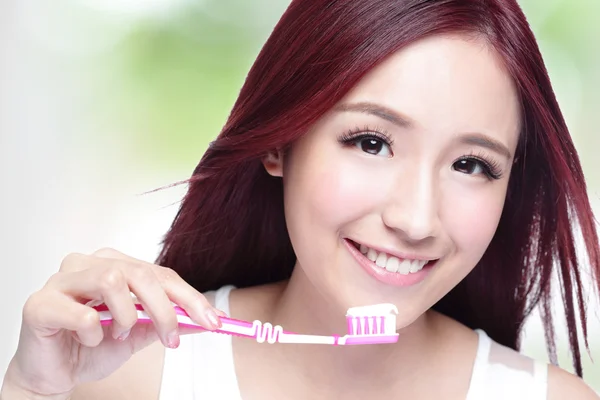 Sorriso donna lavarsi i denti — Foto Stock