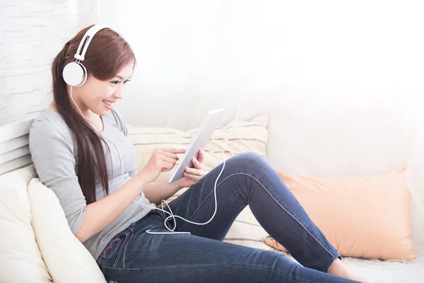 Musik mit digitalem Tablet hören — Stockfoto