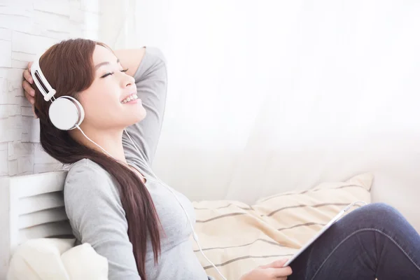 Musik mit digitalem Tablet hören — Stockfoto