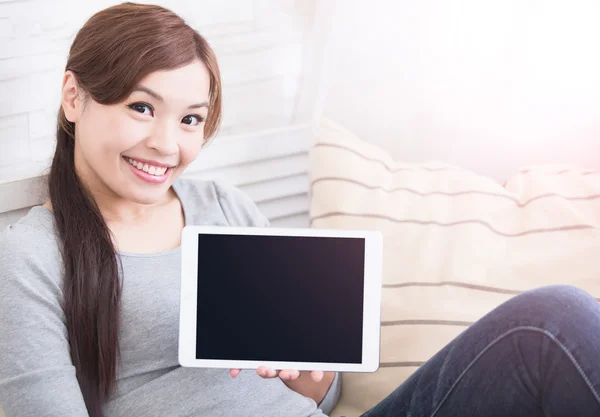 미소 여자 잡고 디지털 태블릿 — 스톡 사진