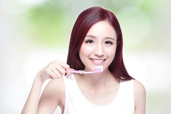 Glimlach vrouw borstel tanden — Stockfoto