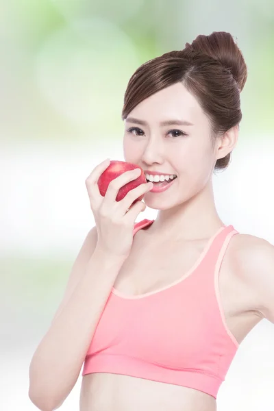 Uśmiech kobieta trzymać jabłko — Zdjęcie stockowe
