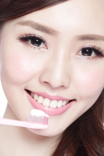 Посмішка жінка чистить зуби — стокове фото