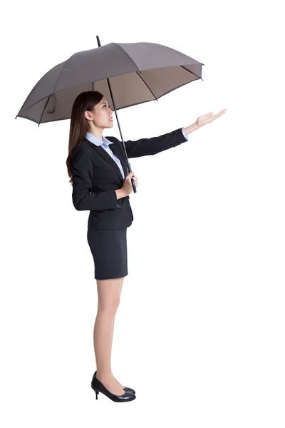 Деловая женщина с зонтом — стоковое фото