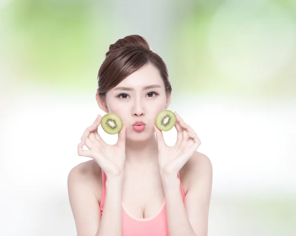 Mulher de beleza e fruto Kiwi — Fotografia de Stock