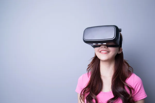 Asiatico donna guardando virtuale realtà — Foto Stock