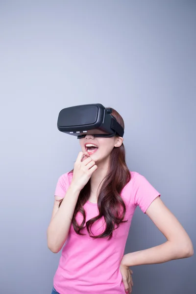 Mujer viendo realidad virtual —  Fotos de Stock