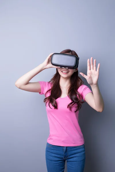 Mujer usando gafas VR —  Fotos de Stock