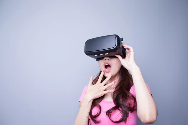 Ängstliche Frau schaut Virtual Reality — Stockfoto