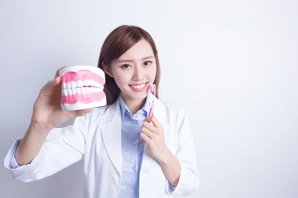 Nauczania do szczotki zęby dentysta — Zdjęcie stockowe