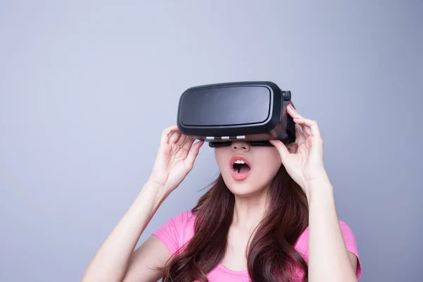 Mulher assistindo realidade virtual — Fotografia de Stock