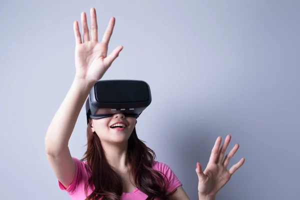 Vrouw met behulp van Vr headset bril — Stockfoto