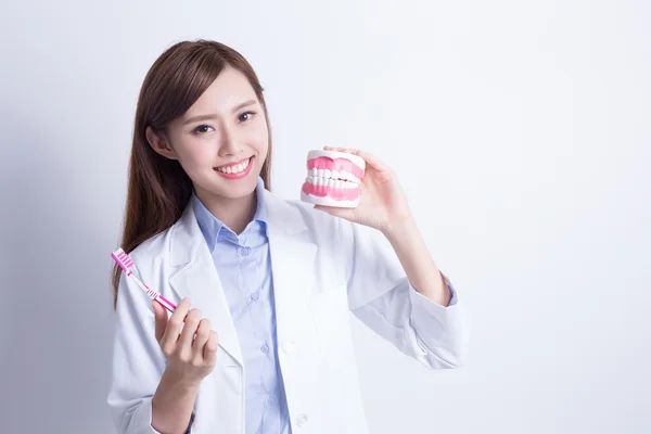 Dokter onderwijs tanden te poetsen. — Stockfoto