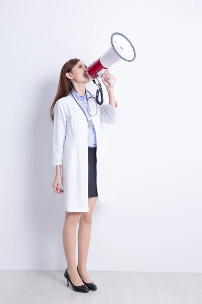 Dokter memegang speaker — Stok Foto