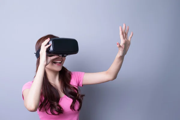 Vrouw met behulp van Vr-headset bril — Stockfoto