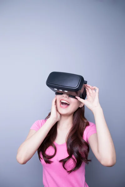 Donna felice guardando la realtà virtuale — Foto Stock