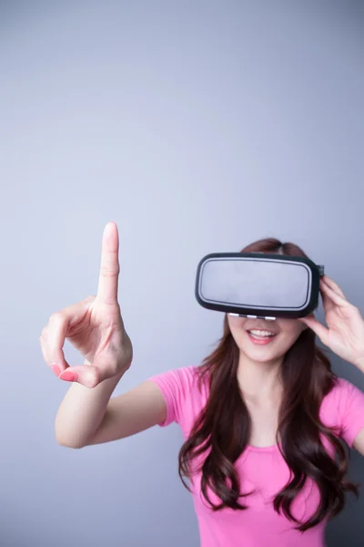 Жінка використовує віртуальну реальність — стокове фото