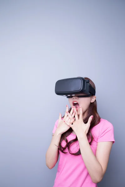 Mulher assistindo o fone de ouvido realidade virtual — Fotografia de Stock