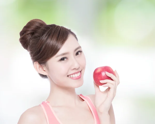 Женщина показывает яблоко — стоковое фото