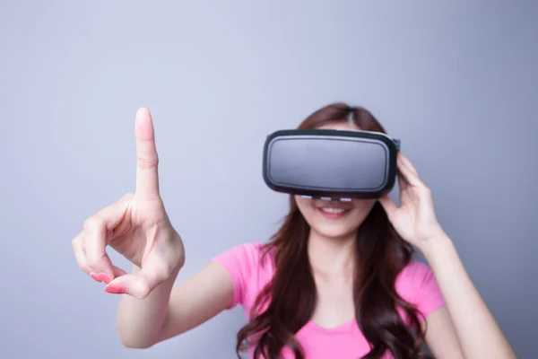 Femeia care folosește căștile de realitate virtuală — Fotografie, imagine de stoc