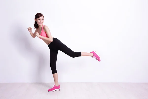 Mulher está fazendo exercício — Fotografia de Stock
