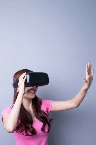 Wanita menggunakan kacamata VR headset — Stok Foto