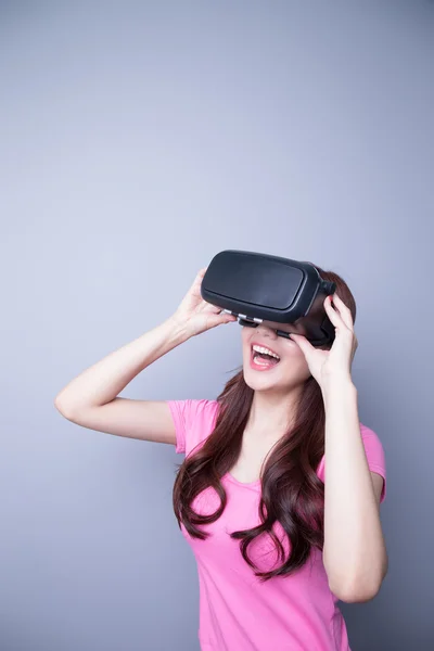 Mujer feliz viendo la realidad virtual —  Fotos de Stock