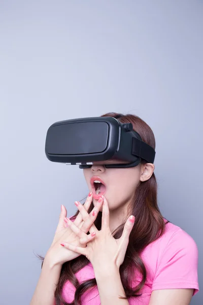 Mujer viendo realidad virtual —  Fotos de Stock