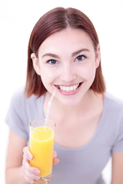 Glad kvinna anläggning orange juice — Stockfoto