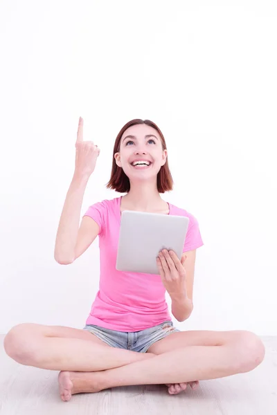 Ευτυχισμένη γυναίκα χρησιμοποιώντας ψηφιακή δισκίο — Φωτογραφία Αρχείου