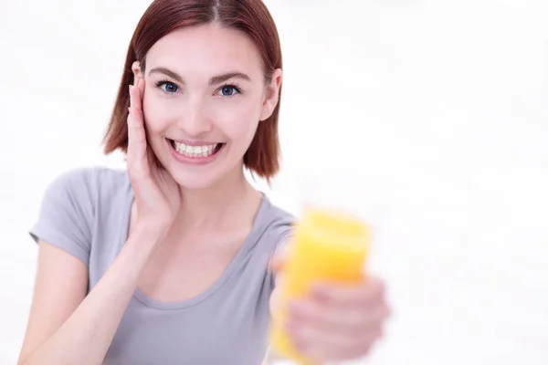 Glad kvinna anläggning orange juice — Stockfoto