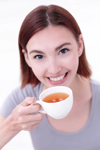 Femme tenant une tasse de thé — Photo