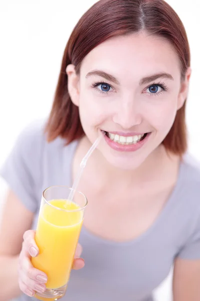 Mulher feliz segurando suco de laranja — Fotografia de Stock