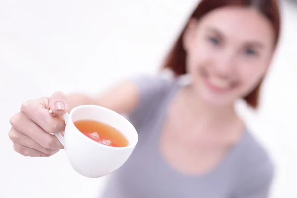 Žena držící šálek čaje — Stock fotografie